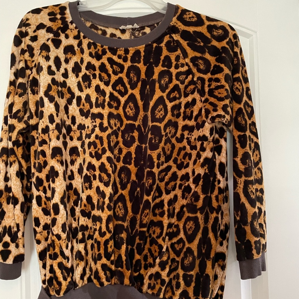 Easel Cheetah Pullover